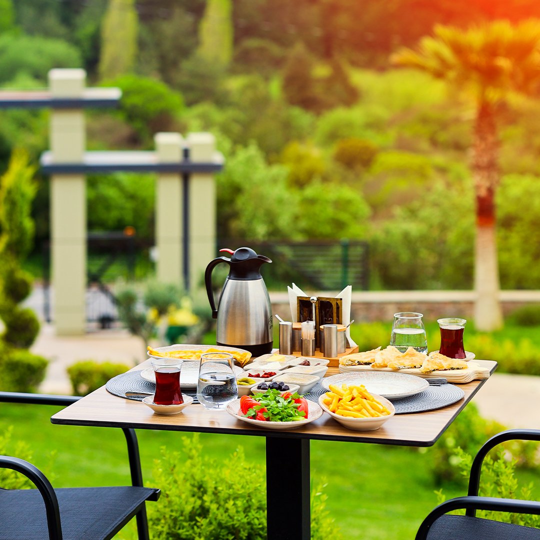 kazdağları pinhan otel sabah kahvaltı masası açık hava restaurant